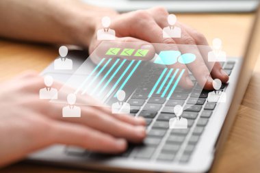 Masada dizüstü bilgisayarda çalışan insan kaynakları müdürü, yakın plan. Adayın özgeçmişi bilgisayarın üstündeki sanal ekranda. İşe alım ve çalışan araması