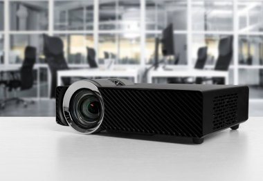 Ofisteki beyaz masada modern video projektörü