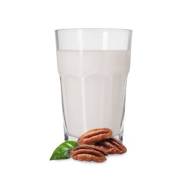 Bardakta fındık sütü ve beyaz cevizler.