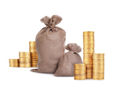 Zenginlik. Yığınla bozuk para ve çuval beyazı izole edilmiş.