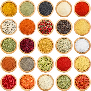 Farklı aromatik baharatlar ve beyaz kaplar. Üst görünüm