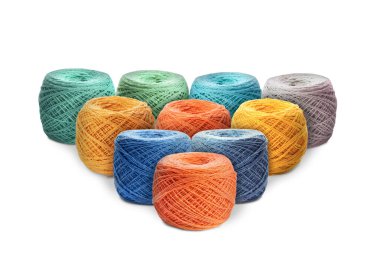 Beyaz üzerine izole edilmiş farklı renklerde iplik örmek