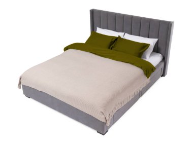 Beyaz arka planda güzel çarşaflarla yapılmış bir yatak.