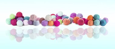 Işık arkaplanındaki farklı renklerde örgü iplikleri yansıtmalı