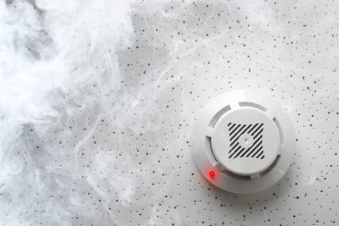 Yangın alarmı. Tavandaki detektör duman ve alt görünüm tarafından tetiklendi