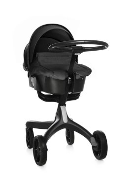 Bebek arabası. Siyah tenteli modern bebek arabası beyaza izole edilmiş.