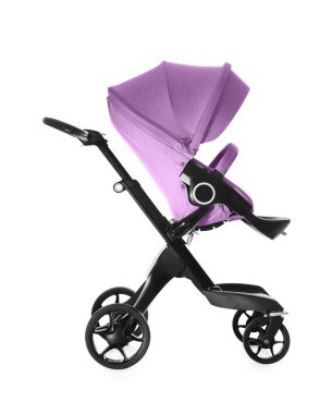 Bebek arabası. Beyaz tenteli modern bebek arabası.