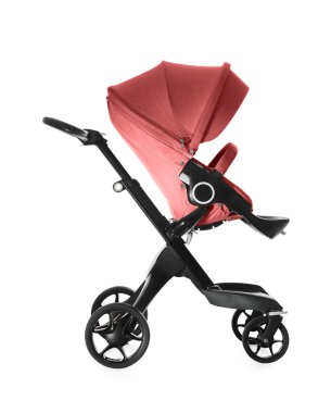 Bebek arabası. Beyaz tenteli kırmızı bebek arabası.