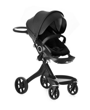 Bebek arabası. Siyah tenteli modern bebek arabası beyaza izole edilmiş.