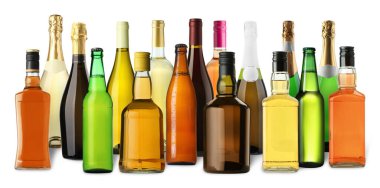 Beyaz arka planda farklı türde alkollü içecekler bulunan şişeler, set