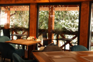 Moda mobilyaları olan modern bir kafe.