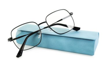 Beyaz gözlüklü, şık bir çanta.