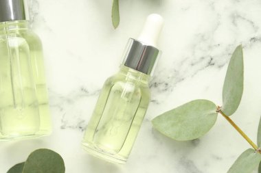 Beyaz mermer masa üzerinde gerekli yağ ve okaliptüs yaprakları, düz yatıyordu.