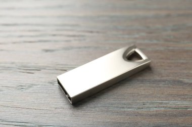 Tahta arka planda bir flaş bellek, yakın plan. Metin için boşluk