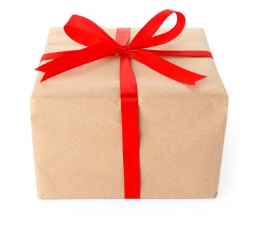 Kraft kağıdına sarılı hediye, yay beyaza izole edilmiş.