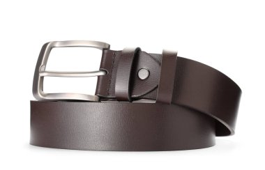 Bir kahverengi deri kemer beyaza izole edilmiş.