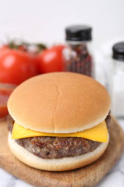 Lezzetli çizburger beyaz mermer masada, yakın plan.