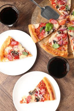 Tahta masada servis edilen ince tütsülenmiş sosisli lezzetli pizza dilimleri.