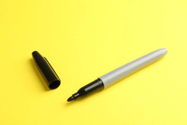 Sarı arka planda siyah bir işaret. Metin için boşluk