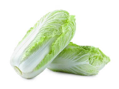 İki taze Çin lahanası beyaz üzerine izole edilmiş.