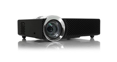 Bir modern video projektörü beyaza izole edildi
