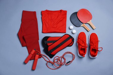 Gri arka planda spor giyimli düz konum