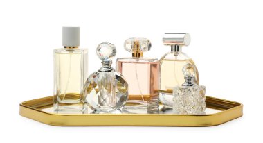 Birçok farklı parfüm şişesi beyaza izole edilmiş.