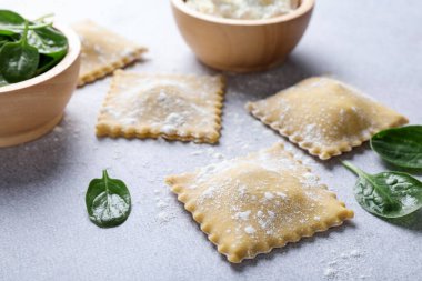 Pişmemiş ravioli, süzme peynir ve ıspanak, yakın plan.