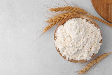 Beyaz masa üzerinde buğday unu ve çiviler, üst manzara. Metin için boşluk