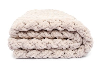 Beyaz üzerine izole edilmiş katlanmış bej yün battaniye.