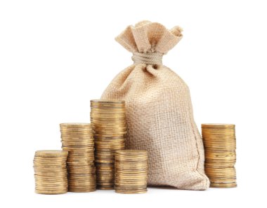 Torbalar ve istiflenmiş paralar beyaza izole edilmiş.