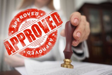 Tablo ve kırmızı damgada belge damgalayan kadın onaylandı