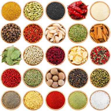 Farklı aromatik baharatlar ve beyaz kaplar. Üst görünüm