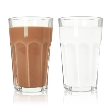 Beyaz bardakta çikolatalı içecek ve süt.