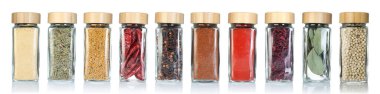 Beyaz arka planda cam kavanozlarda farklı baharatlar, set