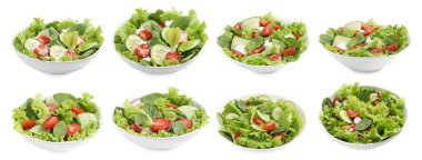 Beyaz arka planda sebzeli taze salatalar.