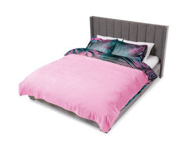 Beyaz arka planda güzel çarşaflarla yapılmış bir yatak. Çiçek desenli kumaş