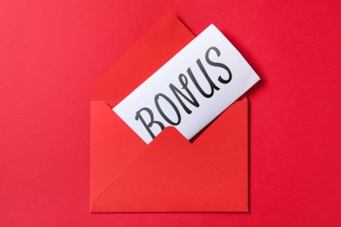 Kırmızı arkaplandaki zarf içinde kelime bonusu olan kart, üst görünüm