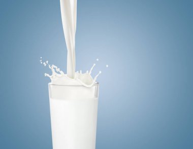 Açık mavi arka planda bardağa taze süt dökülüyor. Camdan sıvı fışkırıyor.