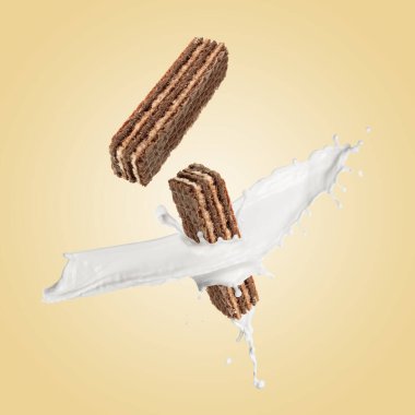 Lezzetli çıtır gofretler ve koyu bej arka planda süt sıçraması.