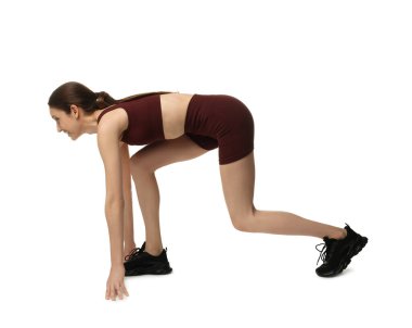 Beyaz arkaplanda başlangıç konumunda çalışan