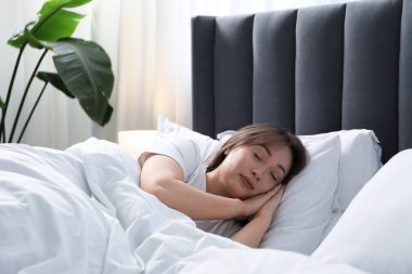 evde yatakta uyuyan güzel kadın