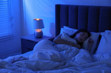 evde yatakta uyuyan güzel kadın