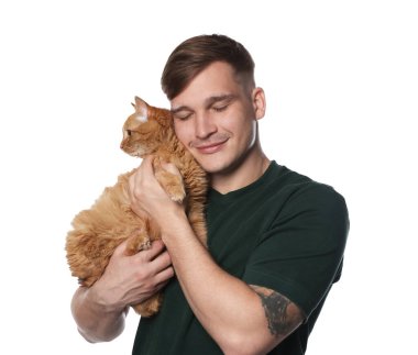 Beyaz arka planda sevimli kızıl kedisi olan adam.