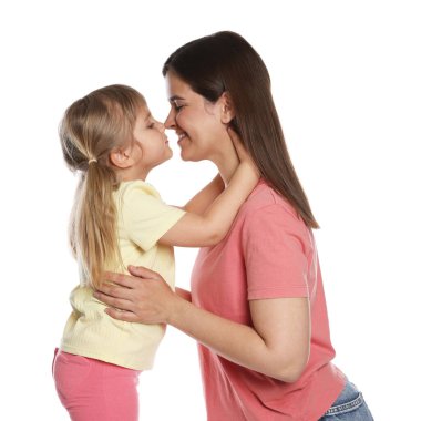 Mutlu anne ve kızı beyaz arka plan üzerinde portresi