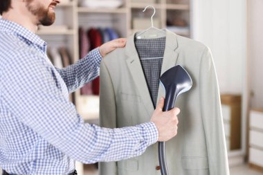 Buharlı ceketli bir adam. Buharlı vapuru içeride, yakın plan.