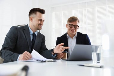 Pazarlama. Ofiste birlikte çalışan iki meslektaşım.