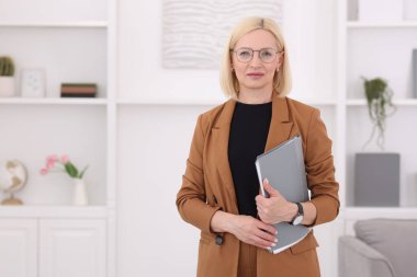 Ofiste belgeleri olan profesyonel psikolog, metin için boşluk.