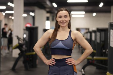 Spor salonundaki profesyonel kişisel antrenör portresi