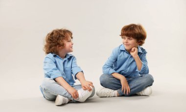 Küçük şirin kardeşler arka planda birlikte.